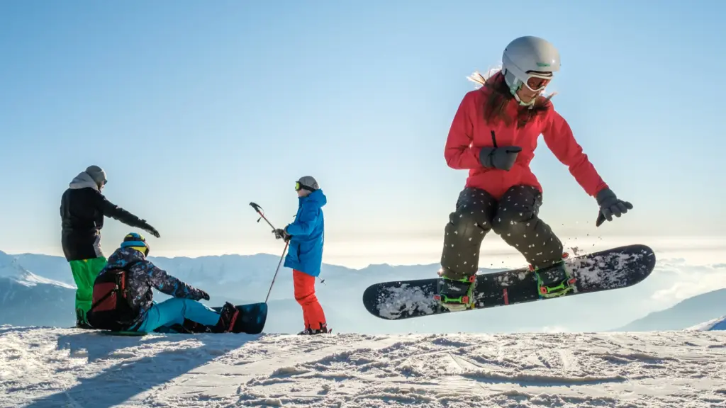 Gruppe von Kindern Snowboard Fahren